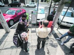 Automovilistas revisaron la información para realizar el pago, ya que desconocían la forma en que se maneja el nuevo sistema. EL INFORMADOR / F. Atilano