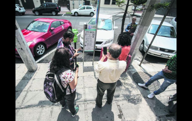 Automovilistas revisaron la información para realizar el pago, ya que desconocían la forma en que se maneja el nuevo sistema. EL INFORMADOR / F. Atilano