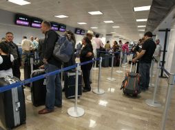 Empresas de seguridad subcontratadas por las aerolíneas serán las encargadas de la revisión de los aparatos. EL INFORMADOR / ARCHIVO