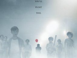 Al fondo, el payaso acecha a los menores mientras sostiene un globo, 'Tú también flotarás', se lee en la imagen. FACEBOOK / It Movie