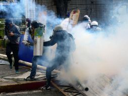 Manifestantes se enfrentaron con piedras a las fuerzas de seguridad y empleados de ‘Venezolana de Televisión’. AFP / R. Schemidt