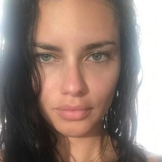 Adriana Lima causa controversia por foto