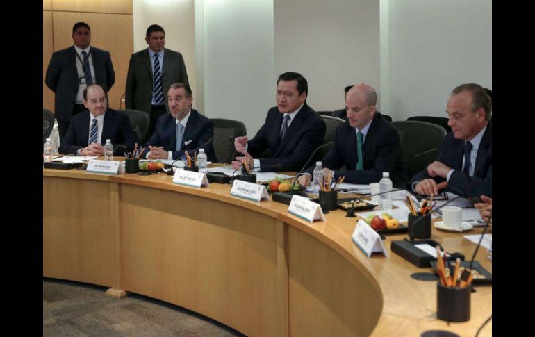 En la foto, Miguel Ángel Osorio Chong, Raúl Cervantes y José Antonio González. TWITTER / @osoriochong