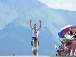 Festejo. El francés Warren Barguil celebra antes de cruzar la meta en primer lugar ayer en la etapa 18. AFP /