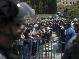 Centenares de personas rezaron en la calle en protesta contra la seguridad instalada en la Explanada de las Mezquitas. EFE / A. Safadi