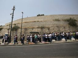 Palestinos rezan en la calle en la Ciudad Vieja en protesta a la instalación de detectores de metales impuesta por Israel. EFE / A. Safati