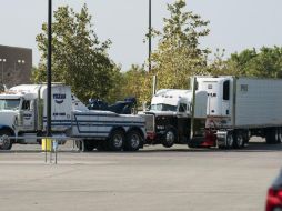 Este domingo, 38 inmigrantes fueron hallados dentro de un camión de carga en el estacionamiento de un almacén. EFE / D. Abate