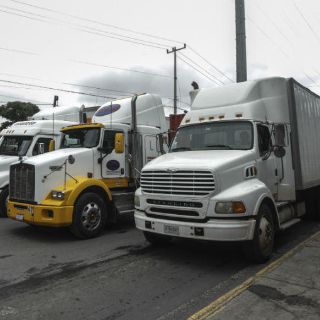 Producción de camiones 'mete reversa'; cae 14.9%