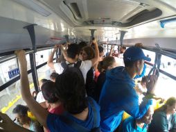 Pasajeros afirman que la poca frecuencia de paso provoca que los camiones vayan llenos. EL INFORMADOR / A. Camacho