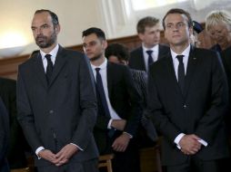 El presidente Emmanuel Macron (d), y el primer ministro francés, Edouard Philippe, durante la ceremonia religiosa. EFE / C. Triballeau