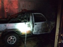 El fuego se generó en una camioneta, la cual quedó completamente quemada. ESPECIAL /