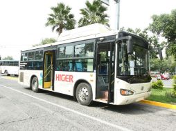 Transportistas llevaron una unidad modelo al frente de las oficinas de la Semov. EL INFORMADOR / E. Barrera