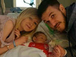 Los padres de Charlie solicitaron esta semana a la justicia que su hijo pudiera salir del hospital y así fallecer en casa. ESPECIAL /