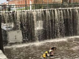 En avenida Washington, en su cruce con 8 de Julio, elementos de Protección Civil rescataron a una persona atrapada en la inundación. TWITTER / @jimmybufon06