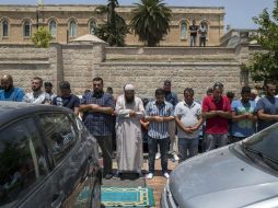 Fieles asisten a la Explanada de las Mezquitas en Jerusalén Este, ocupada por Israel. EFE / J. Hollander