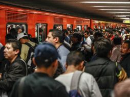 Usuarios del Metro narraron que hubo confusión y temor ante el cortocircuito que se registró en las vías. SUN / Y. Xolalpa