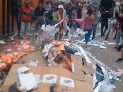 En las imágenes se ven arder cajas de cartón con el logotipo del Consejo Nacional Electoral. TWITTER / @gabyarellanoVE