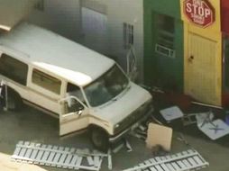 Al parecer, el vehículo habría derribado una cerca blanca que rodeaba los asientos en el exterior de un restaurante. TWITTER / @fox5sandiego