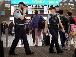 Las autoridades efectuaron intensas revisiones a los equipajes de los viajeros. AFP / W. West