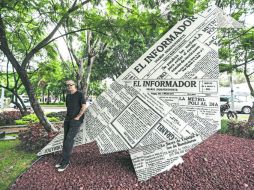 El artista intervino la figura que simula ser una paloma de origami, ubicada en Pablo Neruda y Montevideo. EL INFORMADOR / F. Atilano