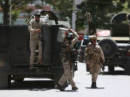 Varias explosiones y tiroteos se registraron cerca de la embajada iraquí y una comisaría en Kabul, donde continúa el enfrentamiento. AP / R. Gul