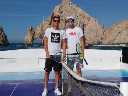 Con el arco del puerto turístico al fondo, el checo y el estadounidense disfrutaron de unos minutos ante los medios. TWITTER / @AbiertoLosCabos