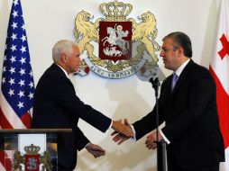 El primer ministro georgiano, Guiorgui Kvrikashvili (d), sostuvo una conversación con Pence. AFP / Z. Kurtsikidze
