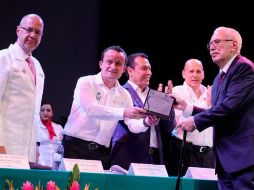 La ceremonia se realizó en el Teatro del IMSS, la cual estuvo encabezada por el director general del instituto, Mikel Arriola. TWITTER / @arriolamikel