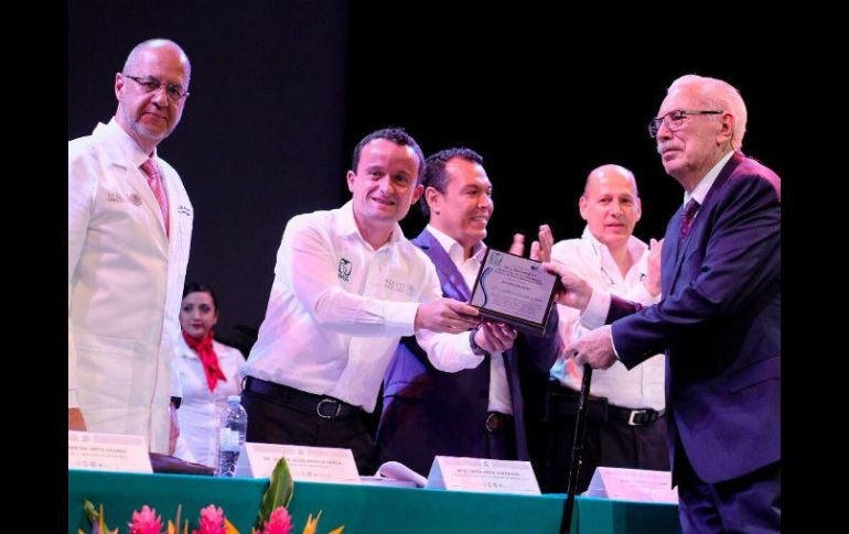 La ceremonia se realizó en el Teatro del IMSS, la cual estuvo encabezada por el director general del instituto, Mikel Arriola. TWITTER / @arriolamikel