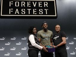 Bolt, junto a sus padres, en una conferencia de prensa en Londres. AFP / A. Dennis