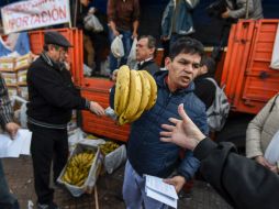 ''¡No podemos comercializar porque los productores extranjeros están inundando los mercados!'', reclaman. AFP / E. Abramovich