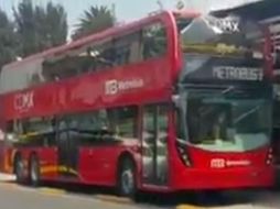 El vehículo no logró pasar por la estructura de la L6 y quedó atorado. YOUTUBE / Anonymous Noticias