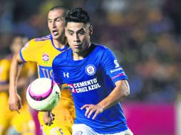 Salva a la Máquina. Felipe Mora, del Cruz Azul, pudo igualar el marcador ante Tigres. MEXSPORT /