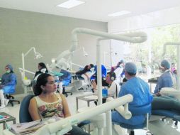 En el acto inaugural, los alumnos tuvieron oportunidad de brindar revisiones y recomendar cuidados a algunos pacientes. ESPECIAL /