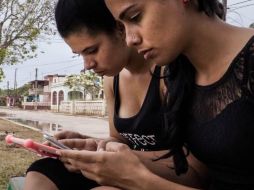 Más de 20 millones de personas al año navegan en Internet utilizando la red WiFi Móvil en sitios públicos. AFP / ARCHIVO