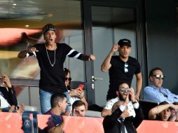 Neymar, con pañuelo anudado a la cabeza y en actitud relajada, aplaudió desde el palco la acción de sus compañeros. AFP / A. Jocard
