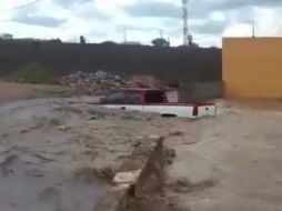 El vehículo fue jalado por la corriente del arroyo Los Nogales, crecido debido a las lluvias. FACEBOOK / Cesar Barrón