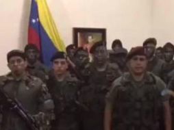 En un video, hombres vestidos de militares y con armas largas se declaran 'en rebeldía' contra 'la tiranía asesina de Nicolás Maduro'. TWITTER / @ElyangelicaNews