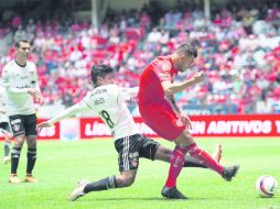 Enrique Triverio penetró en el área rojinegra, superó a Robles y venció el achique de Fraga para el 2-2. Toluca terminó por ganar. MEXSPORT /