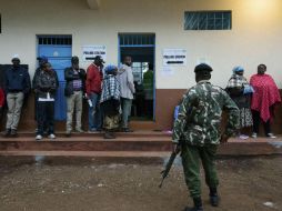 Varias personas hacen cola para ejercer su derecho al voto en un colegio electoral en Gatundu. EFE / K. Dhanki