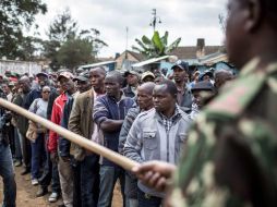 Algunos votantes se han visto obligados a esperar cerca de nueve horas para poder depositar su papeleta. AFP / L. Tato