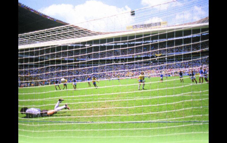 Histórico. Joel Bats detiene el penal de la estrella brasileña Zico en una tarde inolvidable, en una estampa de México 1986. EL INFORMADOR / ARCHIVO