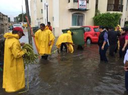 Brigadas oficiales trabajan para vigilar que las zonas propensas a encharcamientos estén bajo control. NTX /