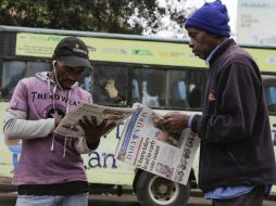 Dos ciudadanos leen las informaciones sobre las elecciones generales en la prensa local en Nairobi. EFE / D. Irungu
