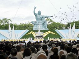 Una campana sonó mientras miles de personas, entre ellas sobrevivientes y familiares de víctimas, guardaron un minuto de silencio. AFP / STR