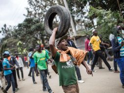 Un grupo de residentes llenaron las calles de piedras y hogueras tras las denuncias de fraude electoral. AFP / L. Tato
