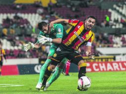 El ataque de los Leones Negros tampoco se logra mostrarse en Copa, pues no fue efectivo anoche en el Jalisco frente al Toluca. EL INFORMADOR / F. Atilano