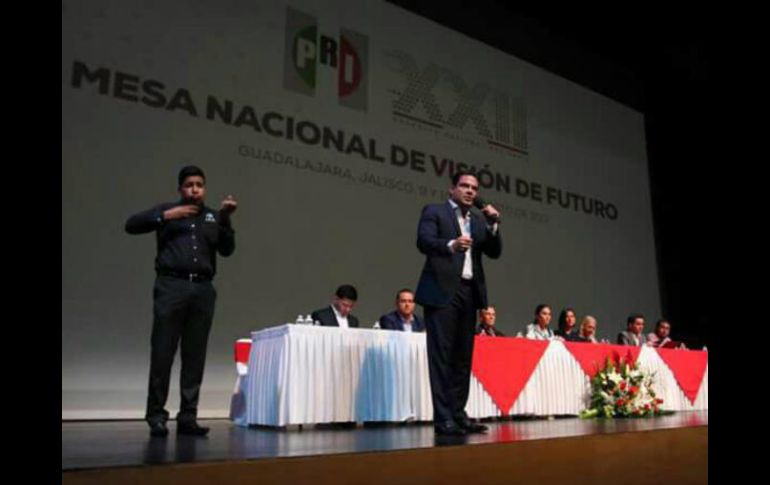 'Los que estamos en el Gobierno deberíamos ser los primeros en poner el ejemplo', dice Aristóteles. TWITTER / @mariana_fdzr