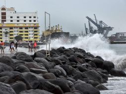 Exhortan a las personas que visitan las playas, evitar acercarse a observar el rompimiento de las olas, para evitar accidentes. EFE / L. Monroy