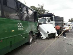 El accidente provoca el cierre del carril derecho, lo que ocasiona tráfico en la zona. ESPECIAL /